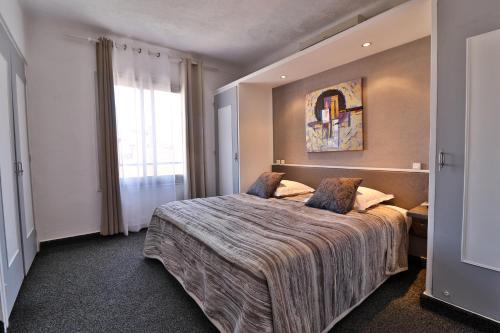 Кровать или кровати в номере Hôtel le Chardon Bleu