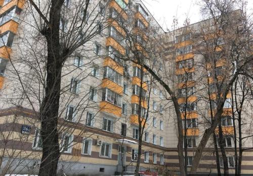 モスクワにあるInnDays on Belyaevo 26の木々が目の前に広いアパートメントです。