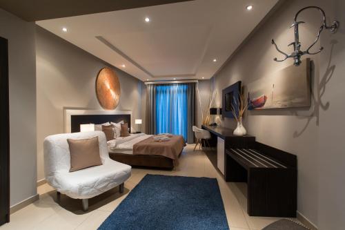 帕塔莫納斯的住宿－拉斯托尼海爾維酒店，一间卧室配有一张床和一把椅子