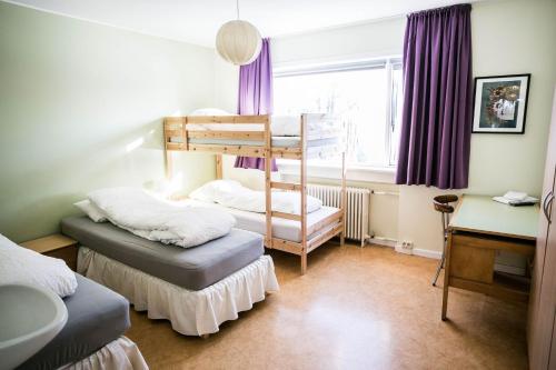 - une chambre avec 2 lits superposés et un bureau dans l'établissement Igdlo Guesthouse, à Reykjavik