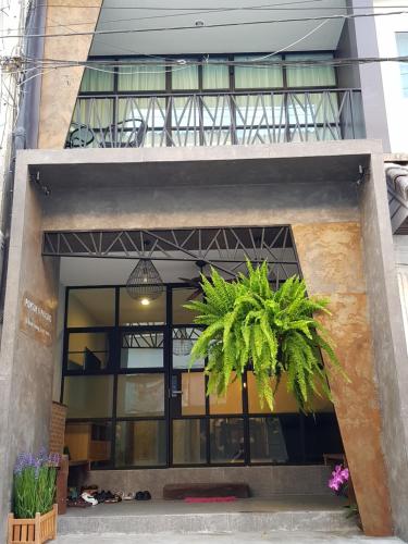 un edificio con una palma di fronte di PUNSUK@PRASING a Chiang Mai