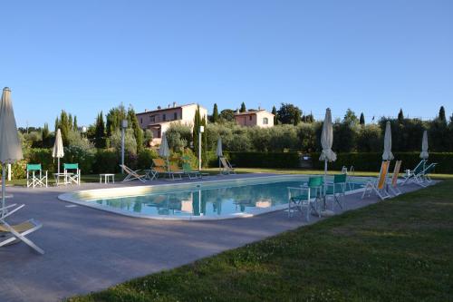 Bazén v ubytování Agriturismo Gli Archi nebo v jeho okolí