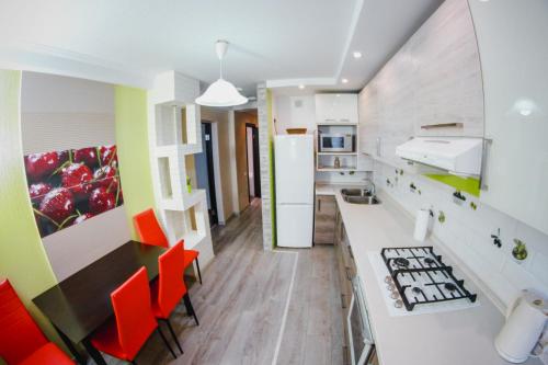 Кухня или кухненски бокс в Apartment on Ion Neculce 1, ZityMall Shopping Center, Free Parking&WiFi