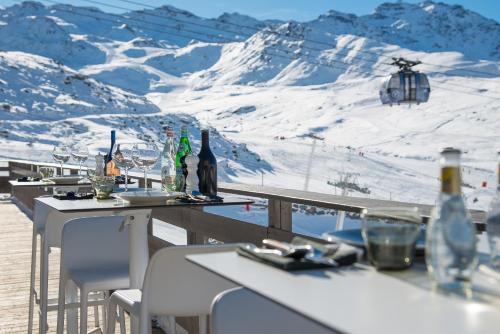 a table with bottles of wine on top of a mountain at Fahrenheit Seven Val Thorens in Val Thorens