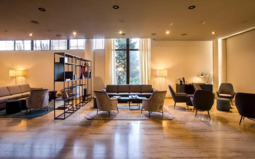 a living room with a couch and chairs at Ciutat de Granollers in Granollers