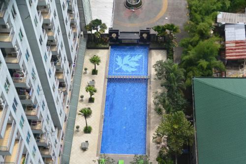 - une vue sur la piscine située au milieu d'un bâtiment dans l'établissement Apartemen Ciumbuleuit 2, à Bandung