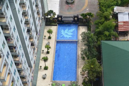 an overhead view of a swimming pool in the middle of a building at Apartemen Ciumbuleuit 2 in Bandung