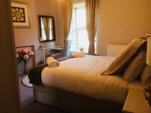a bedroom with a large bed with a window at Brampton Holiday Cottage in Brampton