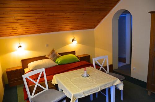 インナークレームスにあるGästehaus Christophorusのベッドルーム1室(ベッド1台、テーブル、椅子付)