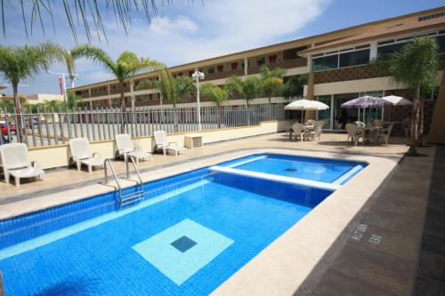 Bazén v ubytování Hotel 5 inn nebo v jeho okolí