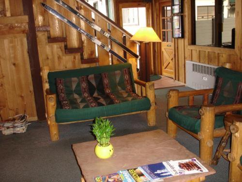 Ein Sitzbereich in der Unterkunft Georgetown Mountain Inn
