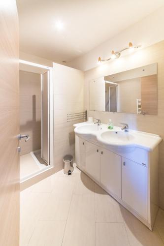 une salle de bain avec un lavabo blanc et un miroir dans l'établissement Annecy-Pavillon, à Duingt
