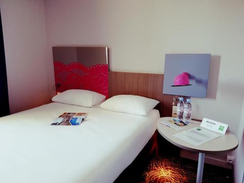 Postel nebo postele na pokoji v ubytování ibis Styles Arles Palais des Congrès