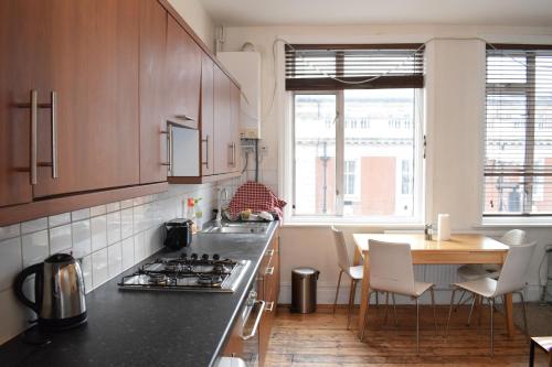2 Bedroom Flat in Central Brixtonにあるキッチンまたは簡易キッチン