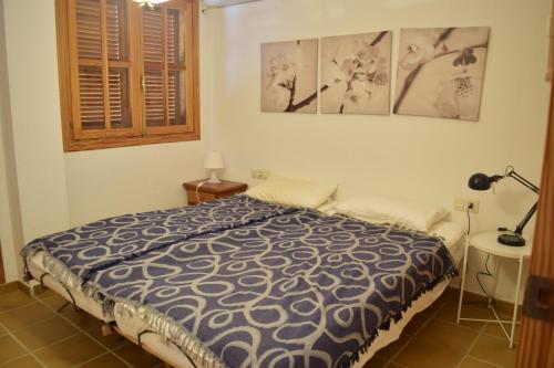 アルテアにあるEuropa 7Cのベッドルーム1室(ベッド1台付)が備わります。壁に3枚の写真が飾られています。