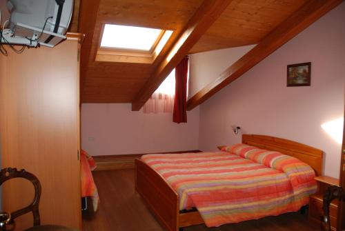 1 dormitorio con 1 cama y tragaluz en Agriturismo Ae Noseare, en Torri di Quartesolo