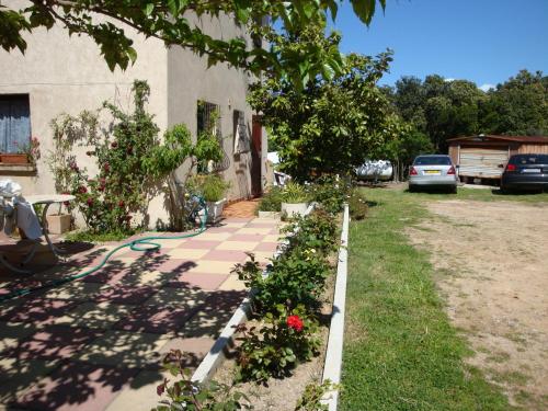 a garden in front of a house with flowers at Sole e Mare in Galeria