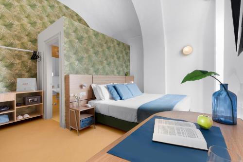 Una cama o camas en una habitación de Unconventional Sorrento Coast