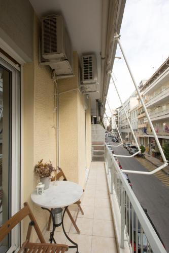 Apartment at Koukaki, 150m from the metro by YHA