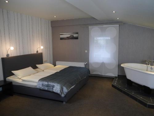 Una cama o camas en una habitación de Hotel Zum Bären