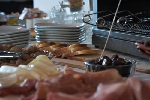 une table avec un bouquet de différents types de pain dans l'établissement Blue Moon Hotel, à Pantelleria