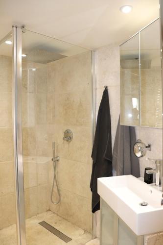 y baño con ducha y lavamanos. en Skylark Bed & Breakfast en Grasse