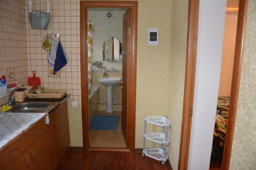 キスロヴォツクにある2-ух комнатная квартира в центре городаのバスルーム(洗面台、トイレ、シャワー付)