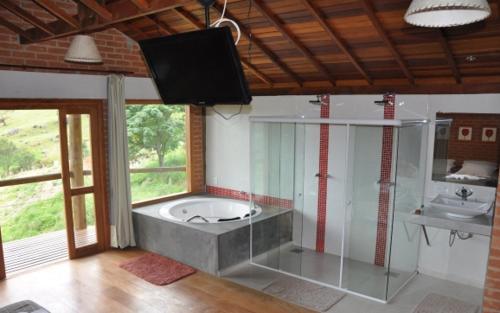 Bilik mandi di Pousada Caminho da Mata