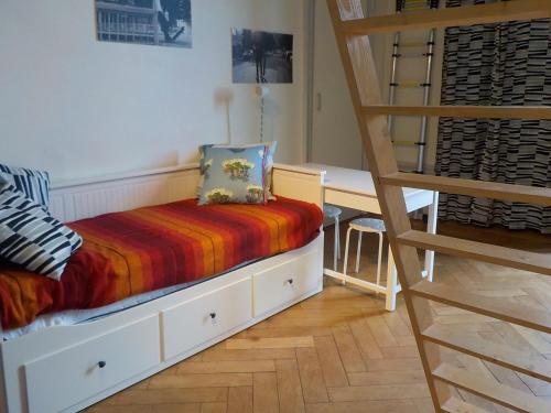 מיטה או מיטות בחדר ב-Studio curiste aix les bains