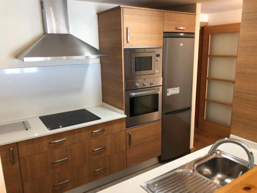A kitchen or kitchenette at Apartament Neret I