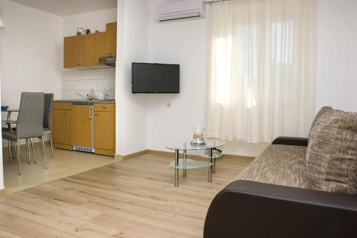 A television and/or entertainment centre at Apartments Martina