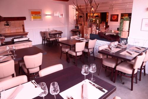 Restoran ili neka druga zalogajnica u objektu Hotel-Rotisserie La Tour Rouge