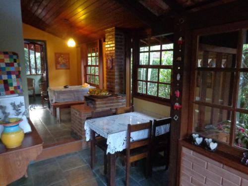 een kamer met een tafel en stoelen in een huis bij Pousada Arte de Viver in Lumiar