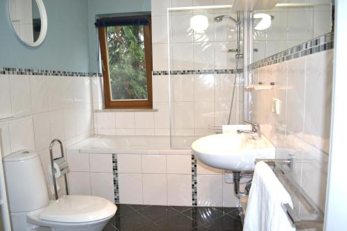 ワイマールにあるFerienwohnung Alexanderの白いバスルーム(洗面台、トイレ付)