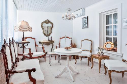 a room with chairs and a table and a mirror at Club Çapa Hotel in Kas