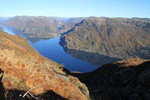 a view of a lake in a mountain range at Skjerping gård in Lonevåg