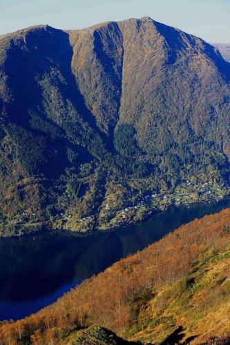 a mountain with a lake in front of it at Skjerping gård in Lonevåg