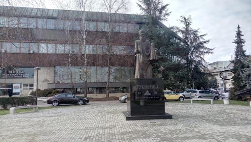 a statue of a woman standing in front of a building at Stan na dan Banja Luka in Banja Luka