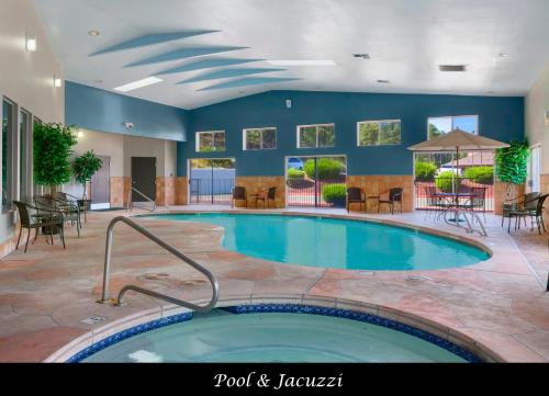 a large swimming pool in a hotel room at Days Inn by Wyndham Williams in Williams