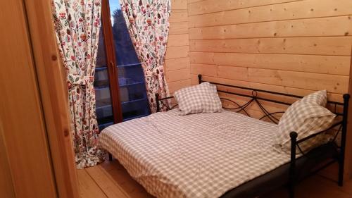 A bed or beds in a room at Au chalet