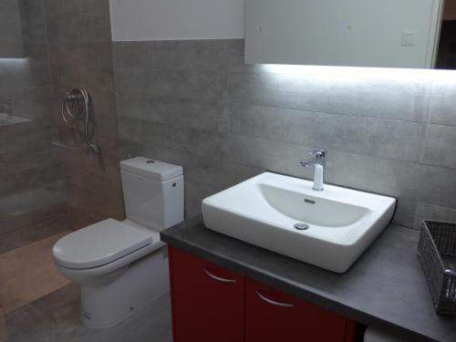 ブリッサーゴにあるCasa Gioiaのバスルーム(白い洗面台、トイレ付)
