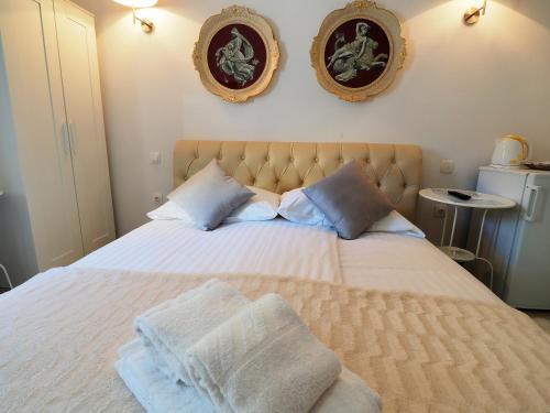 a bedroom with a bed with two towels on it at Captain Emo City Apartments in Pula