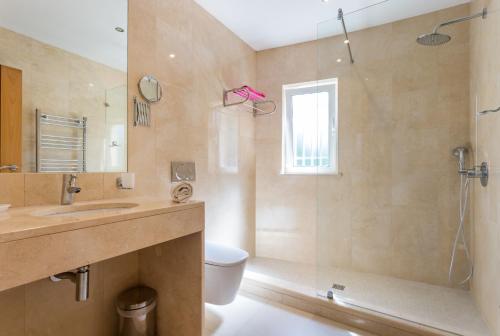y baño con ducha, aseo y lavamanos. en CoolHouses Algarve, Casa Redonda, V3 Lagos, en Lagos