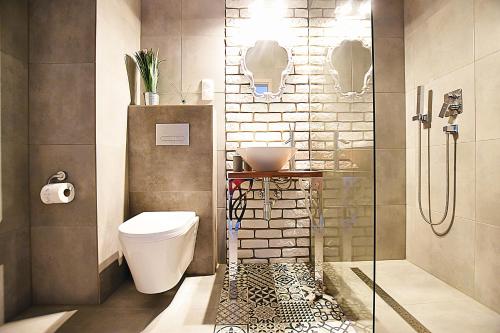 ein Bad mit einem WC und einer Dusche in der Unterkunft DesignOmania Apartments - Przedwiośnie 2A in Krakau