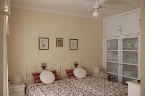 Giường trong phòng chung tại Quinta de Canhões
