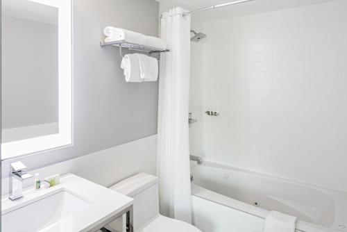 Un baño de The Gatsby Hotel