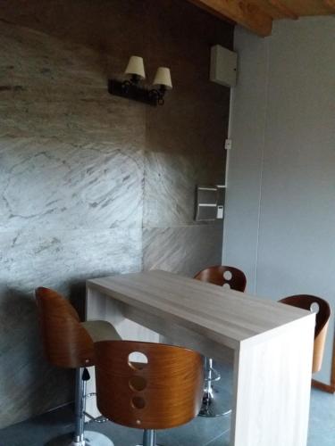 a wooden table and chairs in a room at Aroma de mar casas en alquiler vacacional con hermosa piscina in Sauce de Portezuelo