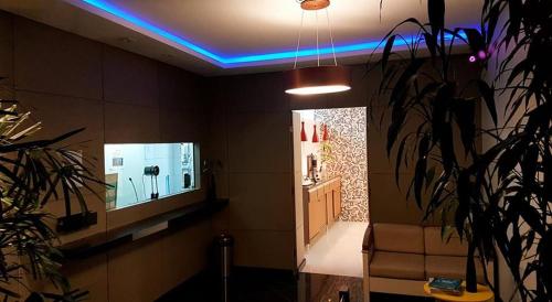 Habitación con una luz azul en el techo en Joy Hotel en São Paulo