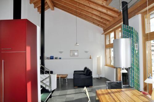 ein Wohnzimmer mit einem roten Schrank und einem Sofa in der Unterkunft sur il muglin in Sent