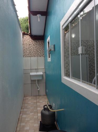 Baño azul con lavabo y aseo en Chalé Canto do Galo, en Ilhabela